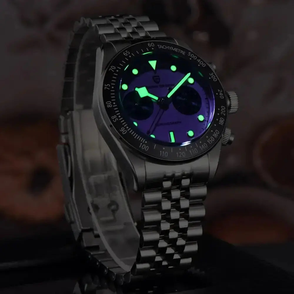 Détail des poussoirs du chronographe intégrés