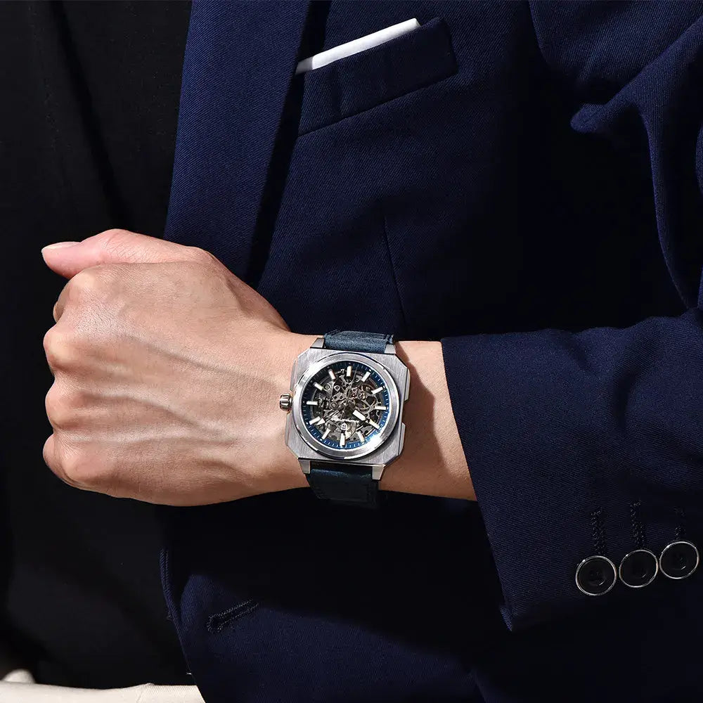 Montre squelette automatique avec design moderne et cadran ouvert