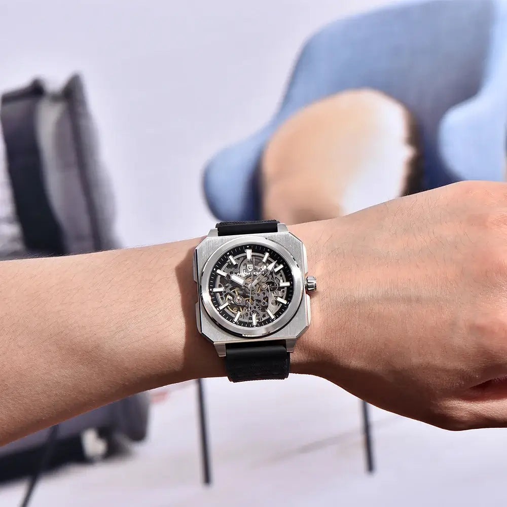 Montre mécanique moderne avec cadran ajouré sophistiqué