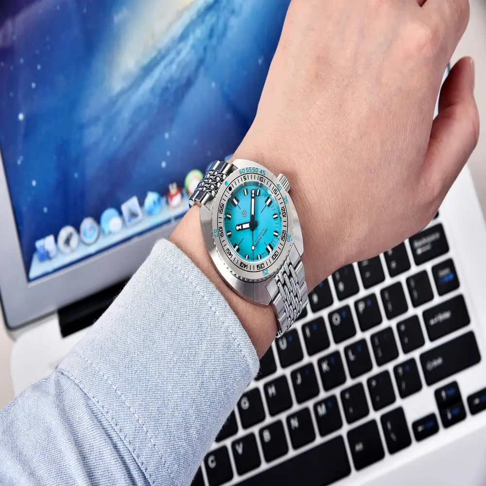 Montre plongeuse élégante pour activités nautiques intensives