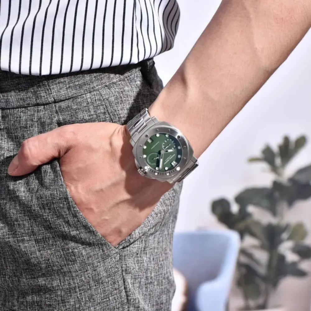 Montre mécanique avec remontage manuel et calendrier complet