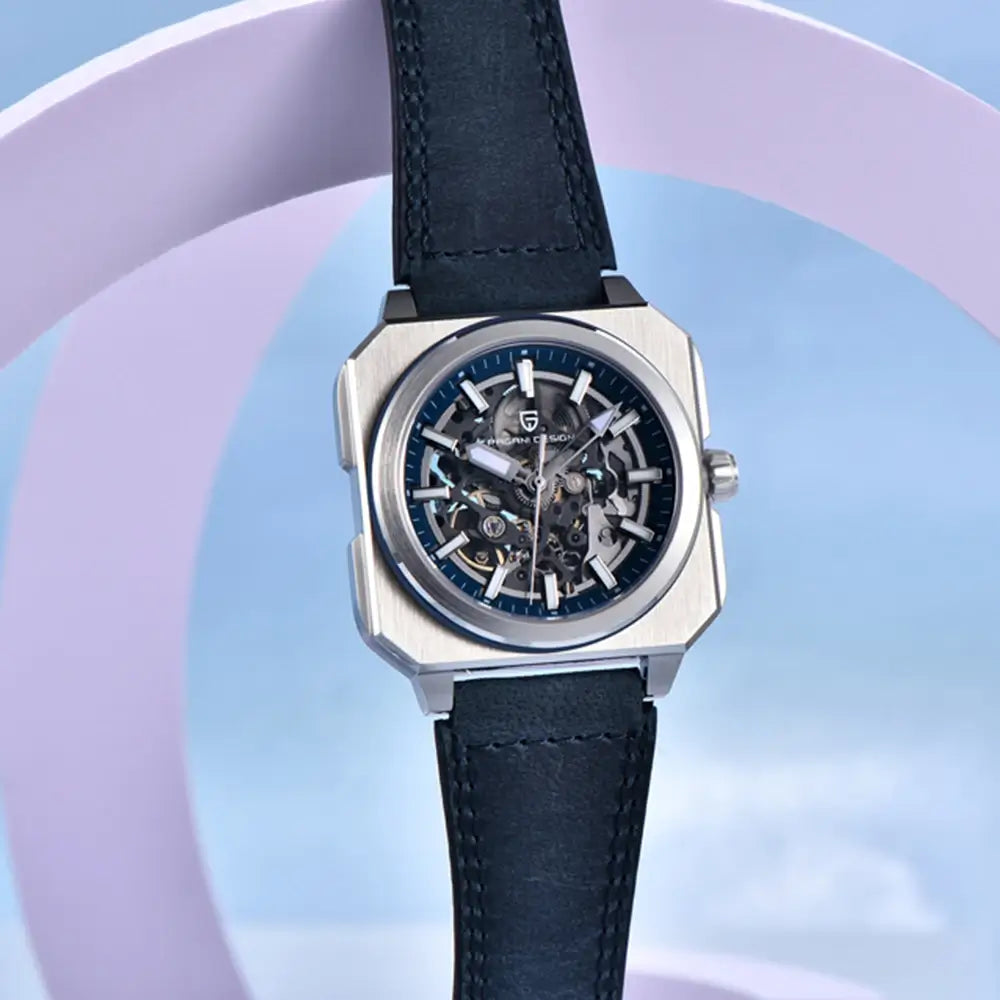 Profil de la montre squelette au design contemporain