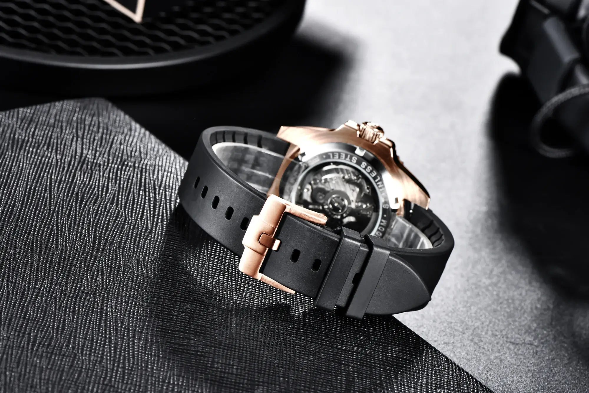 montre homme automatique élégante inspirée des montres de plongée professionnelles