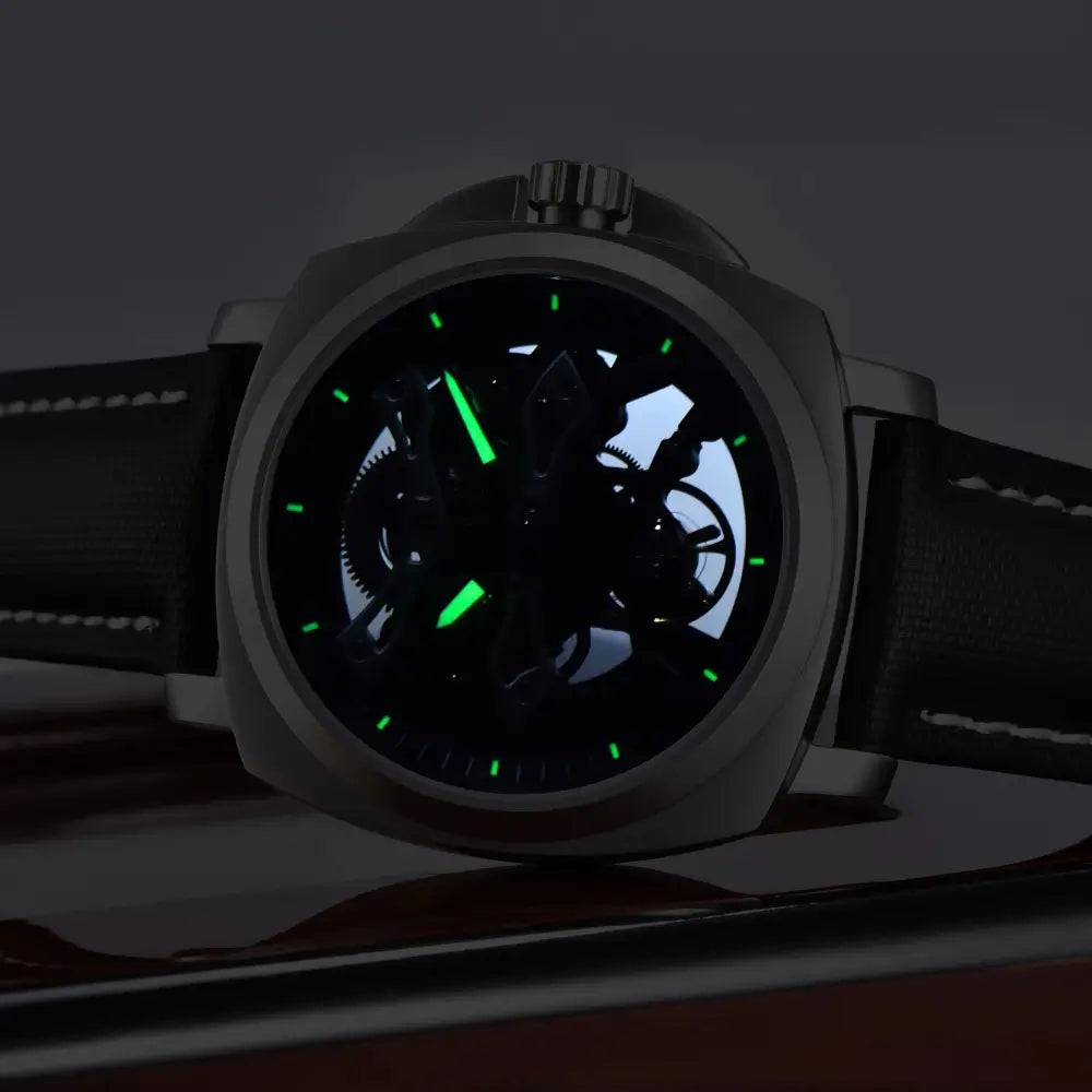 Montre homme sophistiquée avec mécanisme mécanique apparent