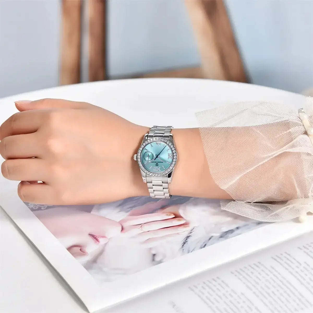 Montre quartz haut de gamme avec verre saphir anti-rayures et style contemporain