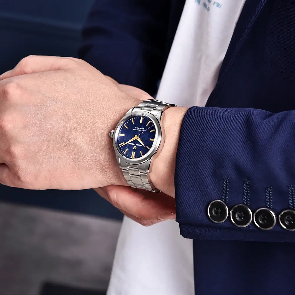 Montre Quartz Héritage Prestige Élégance avec mouvement japonais TMI VH31, bracelet acier inoxydable et verre saphir résistant.