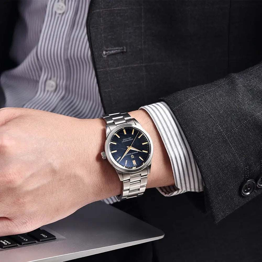 Montre homme élégante PAGANI DESIGN avec cadran texturé premium, boîtier acier 316L et mouvement quartz haute précision.