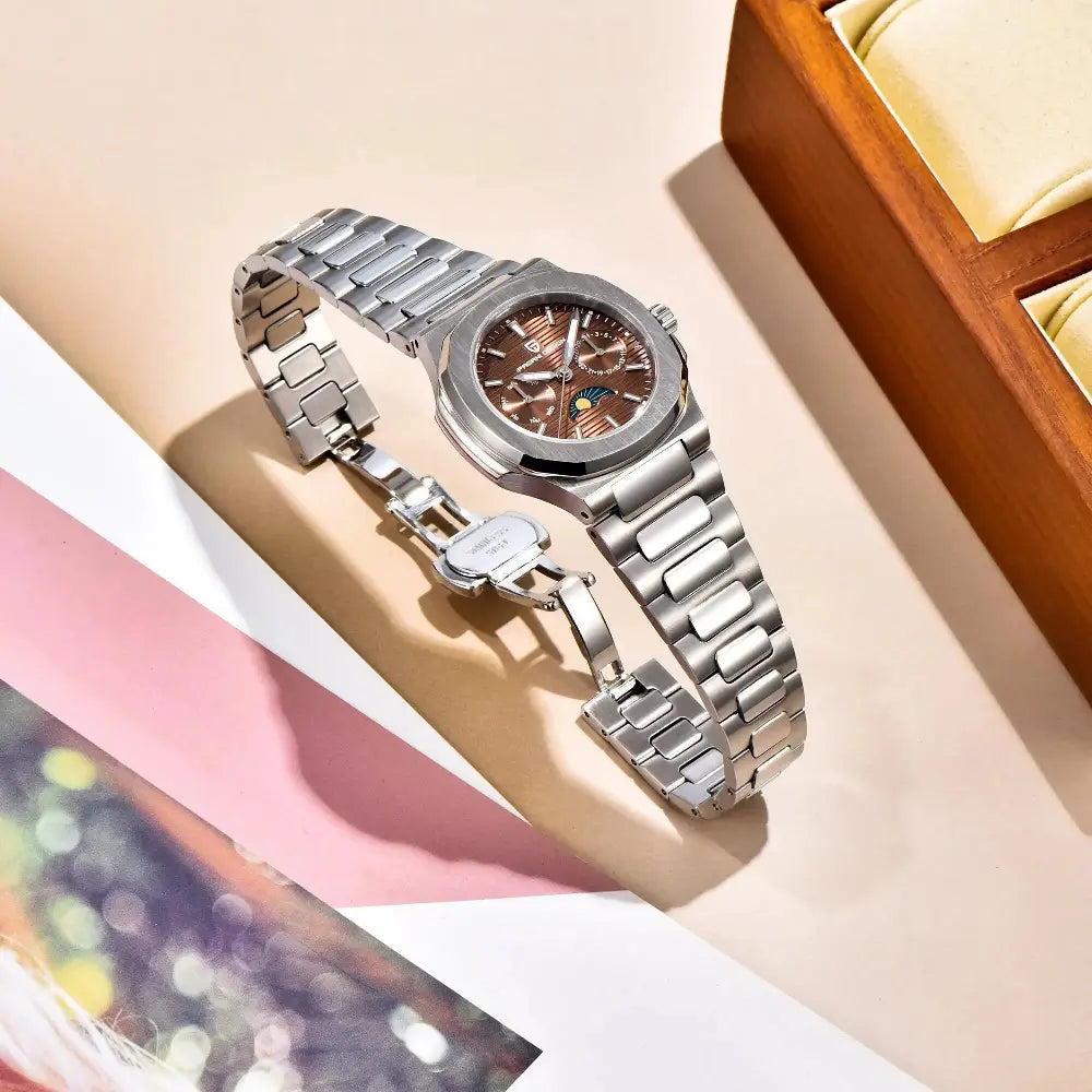 Montre sophistiquée avec cadran multifonction et phases de lune